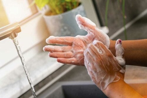 كيفية إزالة البكتيريا من يديك بشكل طبيعي