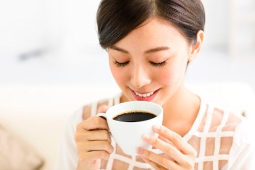 هل تعلم أن دماغك يحب القهوة؟ فهي تساعده على البقاء شابًا!