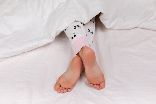 هل تعرف مدى فائدة تدليك القدمين قبل النوم؟