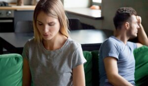 إذا كنت تقارن شريكك الحالي بشكل سلبي بالشريك السابق باستمرار ، فستتدهور العلاقة حتمًا.