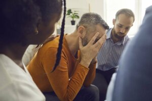 عدم الرضا المزمن يمنعنا من رؤية الأشياء الجيدة التي تحدث من حولنا. يجعلنا نركز فقط على الأشياء السلبية التي تحدث.