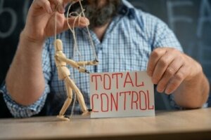 كيفية التعرف على الشخص المسيطر