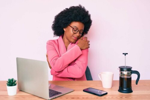 للتوقف عن الشعور بعدم الرضا ، من الضروري تنمية احترام الذات. بهذه الطريقة ، يمكننا التعرف على فضائلنا والقيام بدور أكثر نشاطًا في كل موقف.