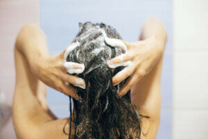 امرأة تغسل شعرها