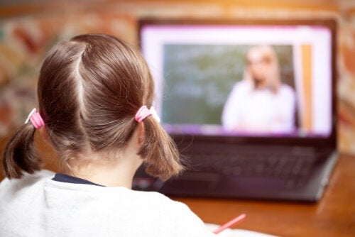 كيف يمكنني مساعدة طفلي خلال الفصول الافتراضية؟