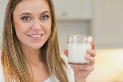 أربع وصفات لأنواع الحليب النباتي الأساسية