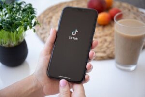 فيديوهات النظام الغذائي من TikTok: لماذا يمكن أن تكون ضارة؟