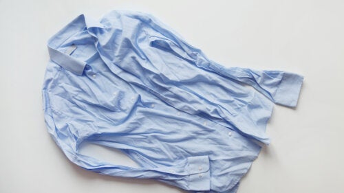 كيفية إزالة التجاعيد من الملابس بدون كيّ