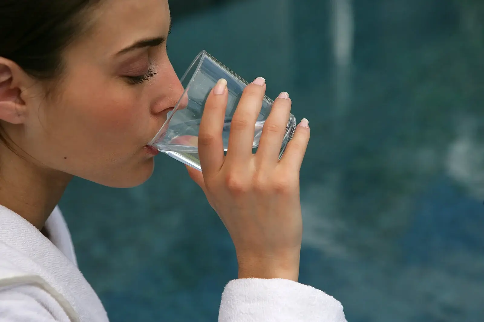 شرب الماء لمكافحة تأثيرات تكييف الهواء