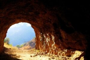 أسطورة الكهف لأفلاطون: المعنى والتعاليم