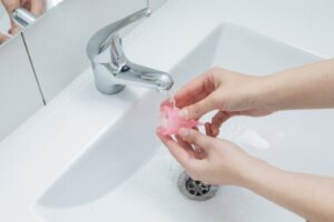 كيفية تعقيم وتنظيف كوب الدورة الشهرية