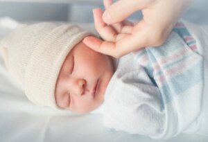 9 نصائح للحفاظ على دفء طفلك في الليالي الباردة