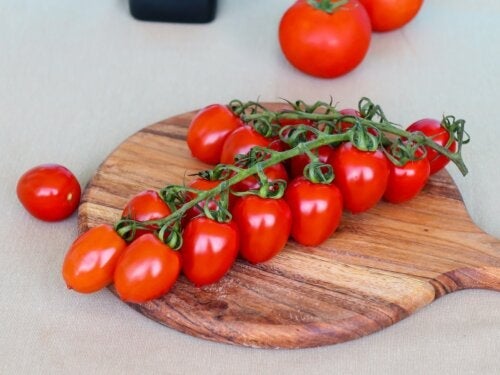 الطماطم الكرزية: المغذيات والفوائد والاستخدامات