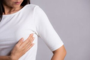 ألم الحلمة: 9 أسباب قد تؤدي إليه لدى الرجال والنساء
