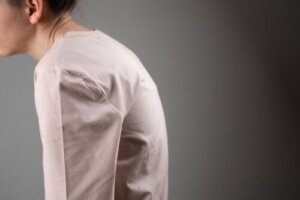 ما هو الحداب ولماذا يحدث وكيف يمكن علاج الحالة؟