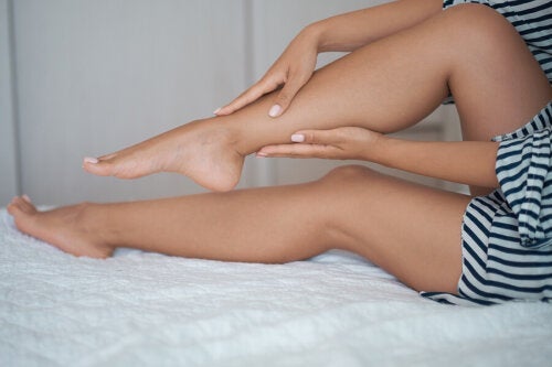 آلام الساق أثناء الراحة: 7 أسباب محتملة وكيفية التعامل مع الحالة