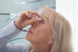 الدموع الاصطناعية للعيون الجافة: كيف يتم استخدامها؟