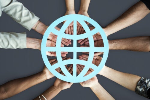 العولمة الاجتماعية: الخصائص والمزايا والعيوب