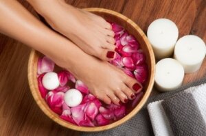 أفضل الأعشاب لعمل حمامات القدم