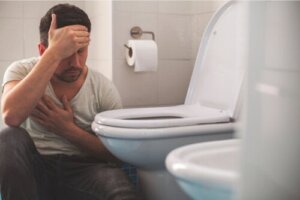 لون القيء: هل يمكن أن يشير إلى وجود حالة خطيرة؟