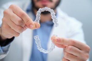 مثبتات الأسنان: أنواعها وفوائدها