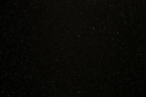 خصائص اللون الأسود وتأثيره