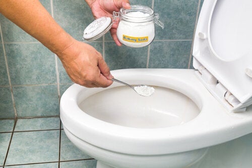 حيل سهلة وفعالة لفك انسداد المرحاض بدون كباس
