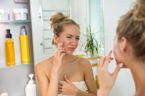 الجلد المغمور: التهاب الجلد الناجم عن مستحضرات التجميل الزائدة