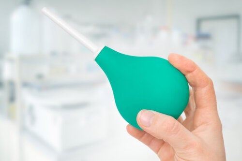 كيفية عمل حقنة شرجية في المنزل ومخاطرها