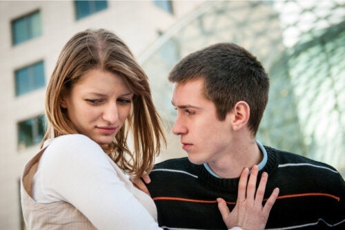 5 علامات محتملة للعنف في المواعدة بين المراهقين