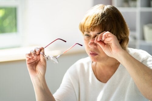 ما هو التهاب الملتحمة وكيف يؤثر على العيون؟