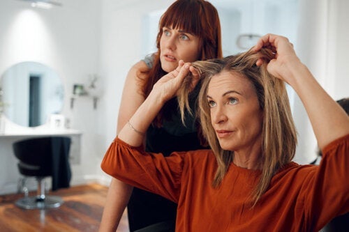 كيف تحافظين على صحة الشعر بعد سن الخمسين